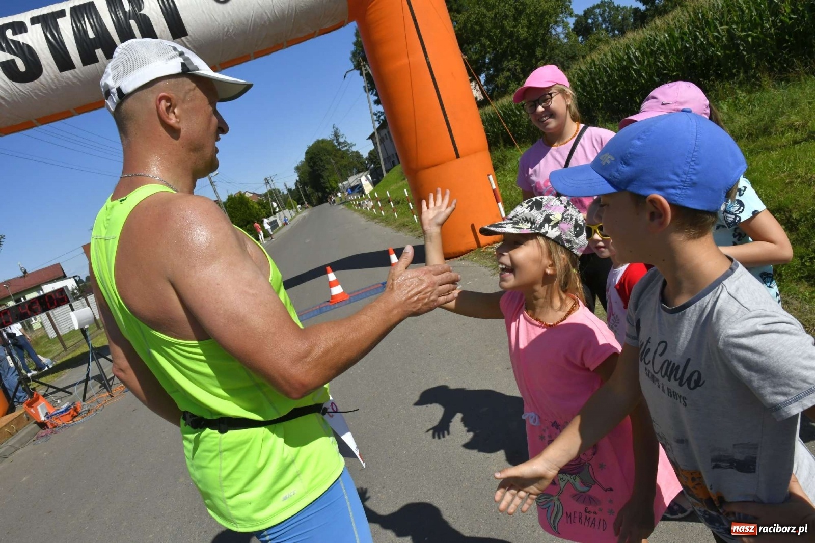 Zdjęcie w galerii na portalu naszraciborz.pl: Colour Run w pełnym słońcu w Krzanowicach [FOTO i WIDEO] wiadomości z regionu