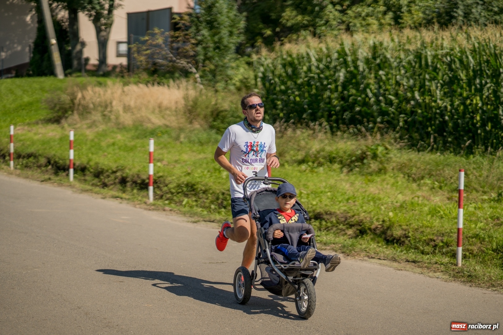 Zdjęcie w galerii na portalu naszraciborz.pl: Colour Run w pełnym słońcu w Krzanowicach [FOTO i WIDEO] wiadomości z regionu