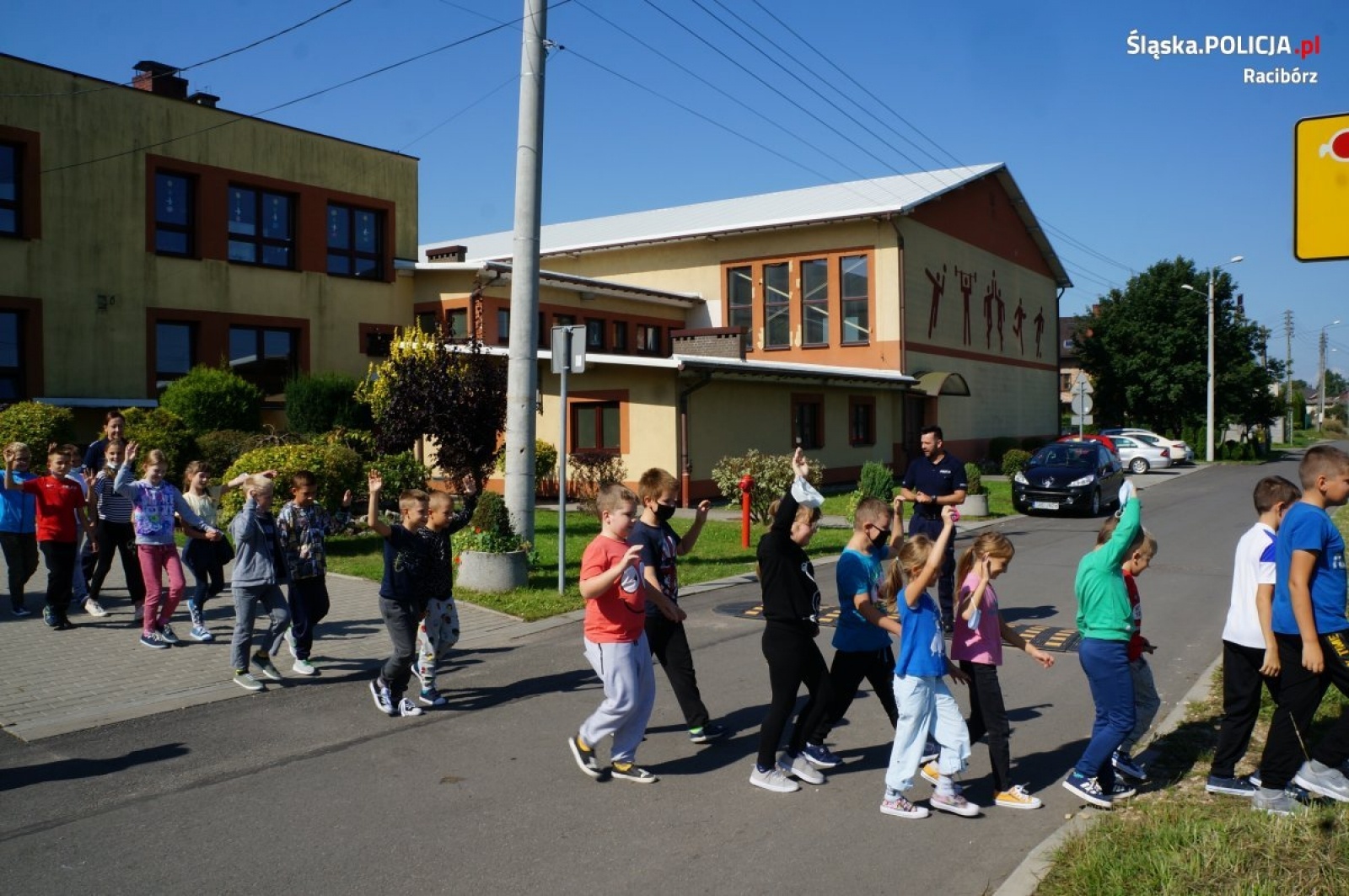 Zdjęcie w galerii na portalu naszraciborz.pl: Policjanci z Raciborza dbają o bezpieczną drogę do szkół wiadomości z regionu