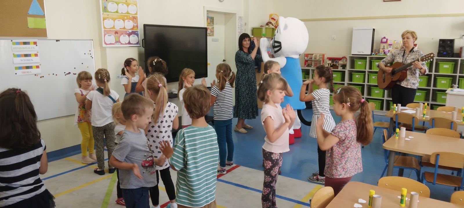 Zdjęcie w galerii na portalu naszraciborz.pl: Kicia Kocia odwiedziła przedszkole w Rudach wiadomości z regionu