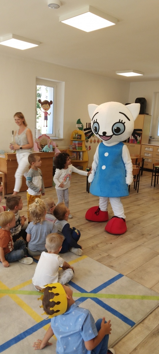 Zdjęcie w galerii na portalu naszraciborz.pl: Kicia Kocia odwiedziła przedszkole w Rudach wiadomości z regionu