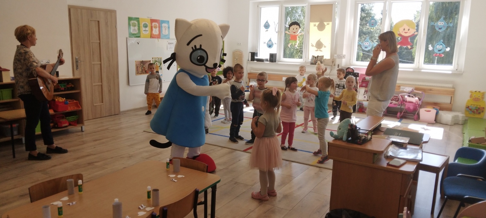 Zdjęcie w galerii na portalu naszraciborz.pl: Kicia Kocia odwiedziła przedszkole w Rudach wiadomości z regionu