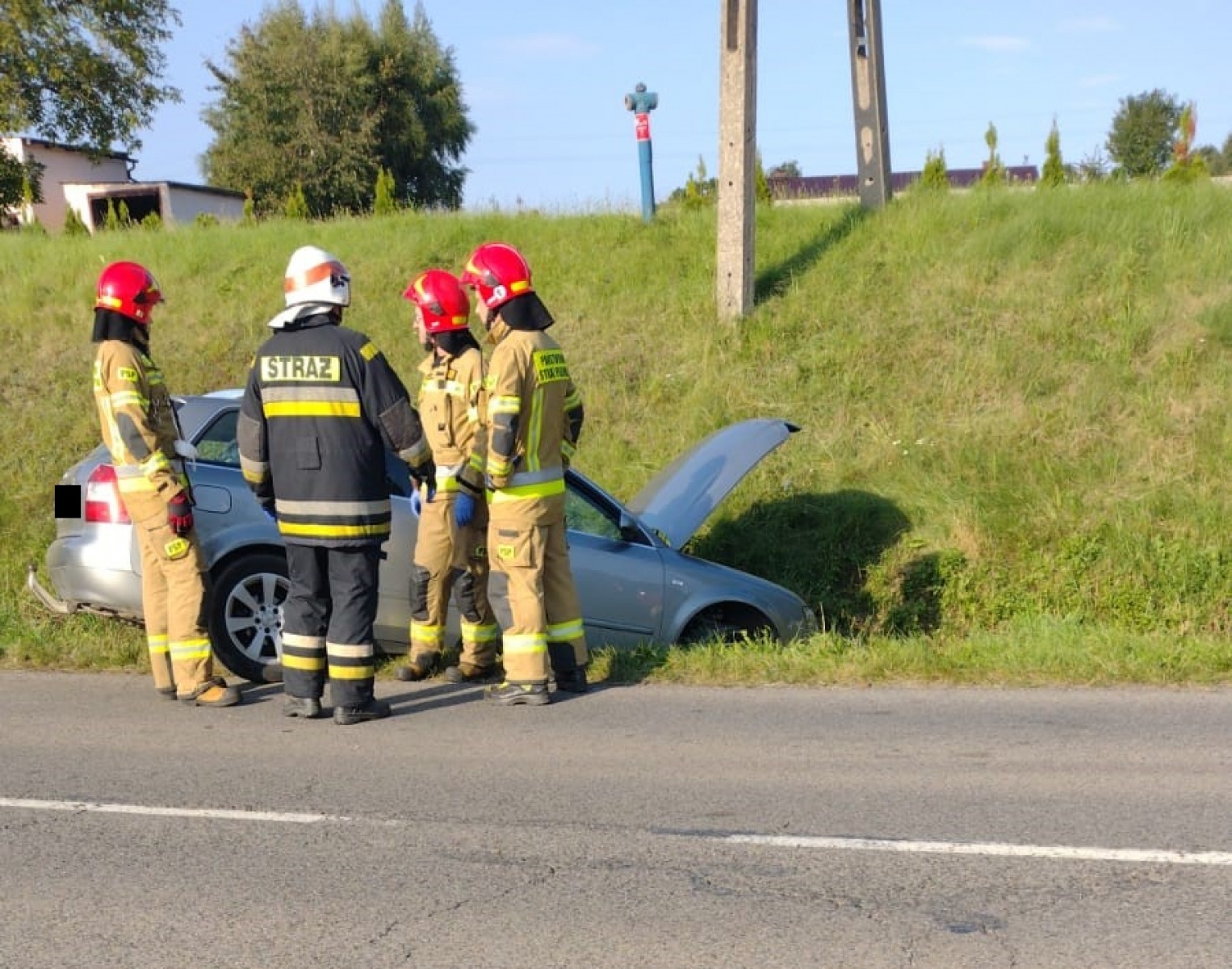 Zdjęcie w galerii na portalu naszraciborz.pl: Raport 998. Dwa auta w rowie w Rzuchowie wiadomości z regionu