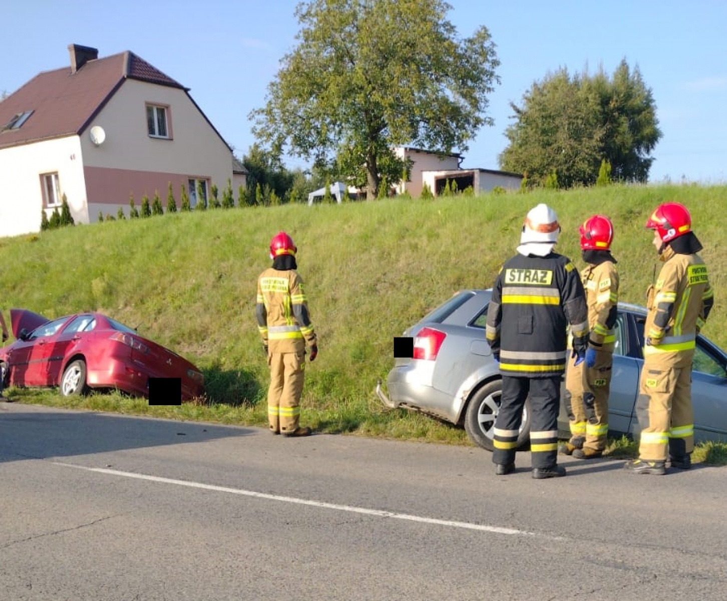 Zdjęcie w galerii na portalu naszraciborz.pl: Raport 998. Dwa auta w rowie w Rzuchowie wiadomości z regionu