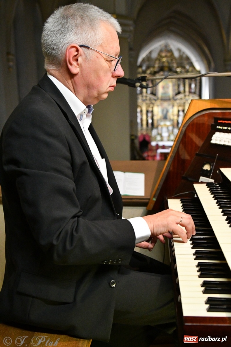 Zdjęcie w galerii na portalu naszraciborz.pl: Światowej sławy organista improwizator zagrał w kościele farnym wiadomości z regionu