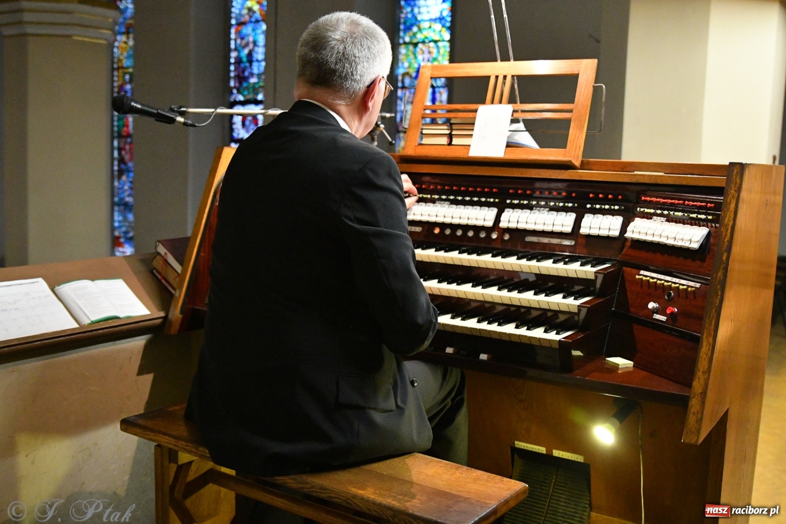 Zdjęcie w galerii na portalu naszraciborz.pl: Światowej sławy organista improwizator zagrał w kościele farnym wiadomości z regionu