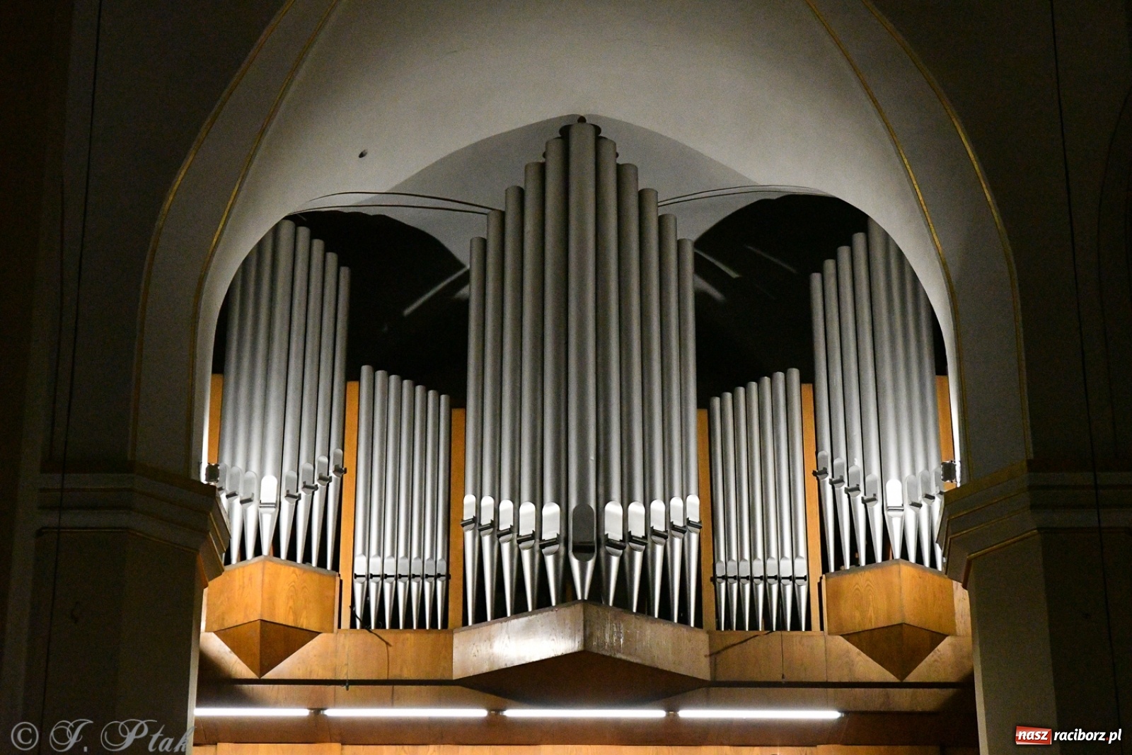 Zdjęcie w galerii na portalu naszraciborz.pl: Światowej sławy organista improwizator zagrał w kościele farnym wiadomości z regionu