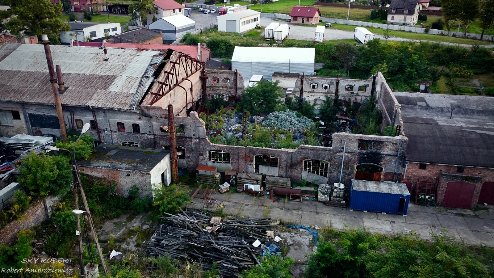 Zdjęcie w galerii na portalu naszraciborz.pl: Spalona pięć lat temu hala byłej Emy-Brzezie ma nowego właściciela [FOTO LOTNICZE] wiadomości z regionu