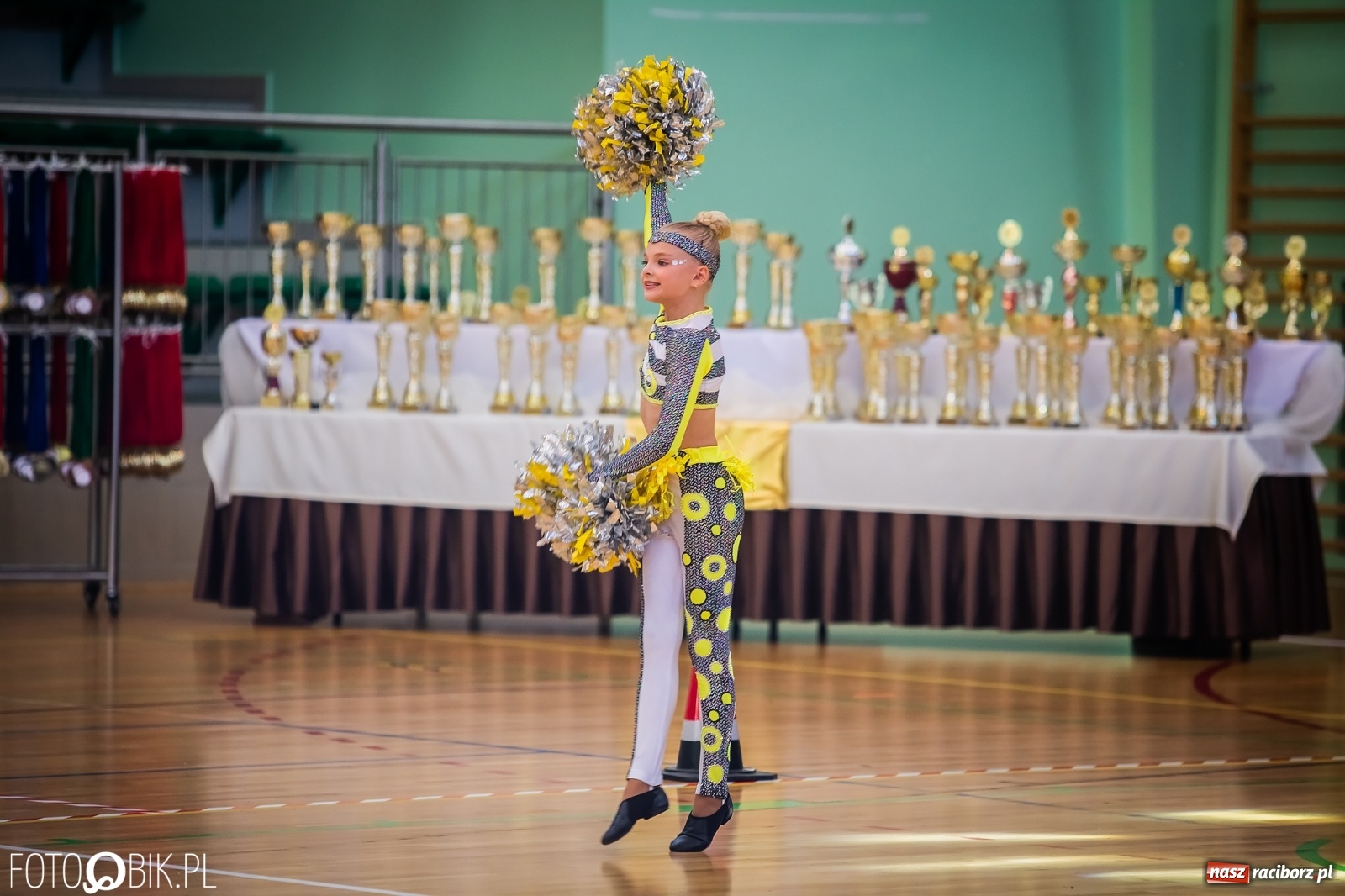 Zdjęcie w galerii na portalu naszraciborz.pl: Ruszyły Otwarte Mistrzostwa Polski Mażoretek w Arenie Rafako [FOTO] wiadomości z regionu