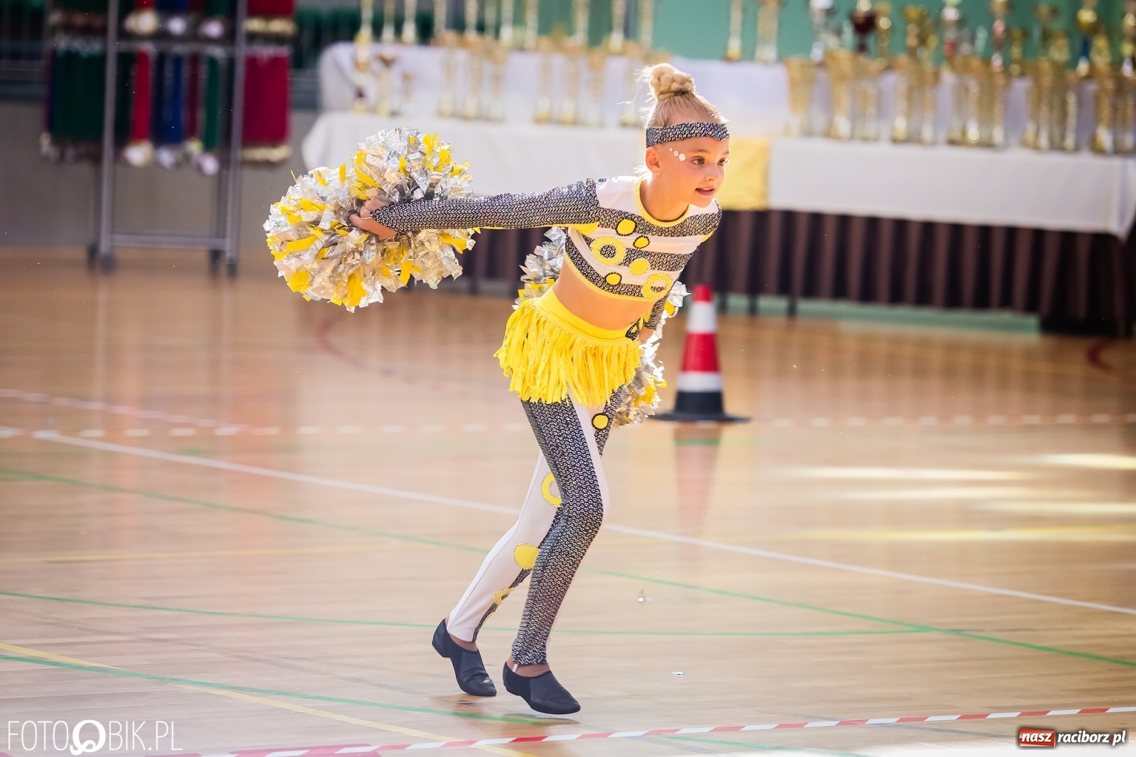 Zdjęcie w galerii na portalu naszraciborz.pl: Ruszyły Otwarte Mistrzostwa Polski Mażoretek w Arenie Rafako [FOTO] wiadomości z regionu