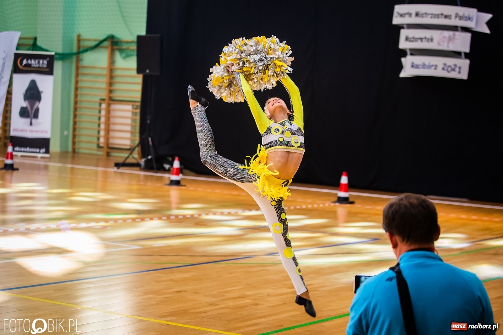 Zdjęcie w galerii na portalu naszraciborz.pl: Ruszyły Otwarte Mistrzostwa Polski Mażoretek w Arenie Rafako [FOTO] wiadomości z regionu