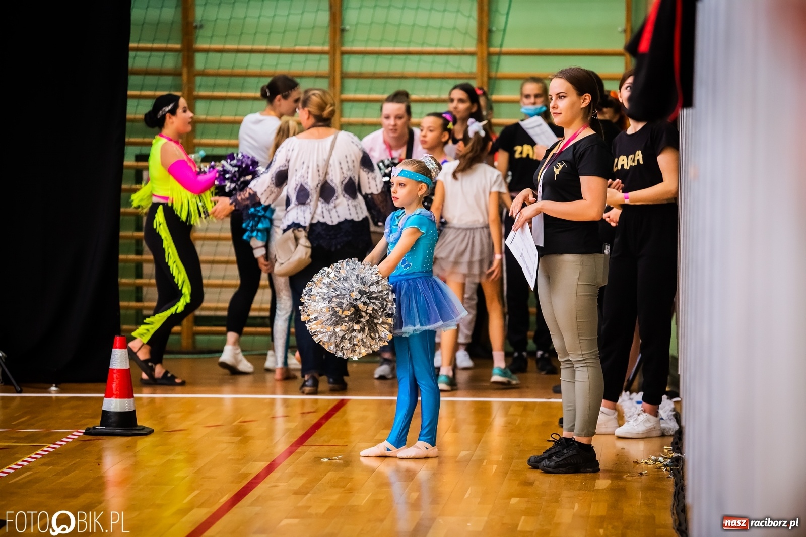 Zdjęcie w galerii na portalu naszraciborz.pl: Ruszyły Otwarte Mistrzostwa Polski Mażoretek w Arenie Rafako [FOTO] wiadomości z regionu