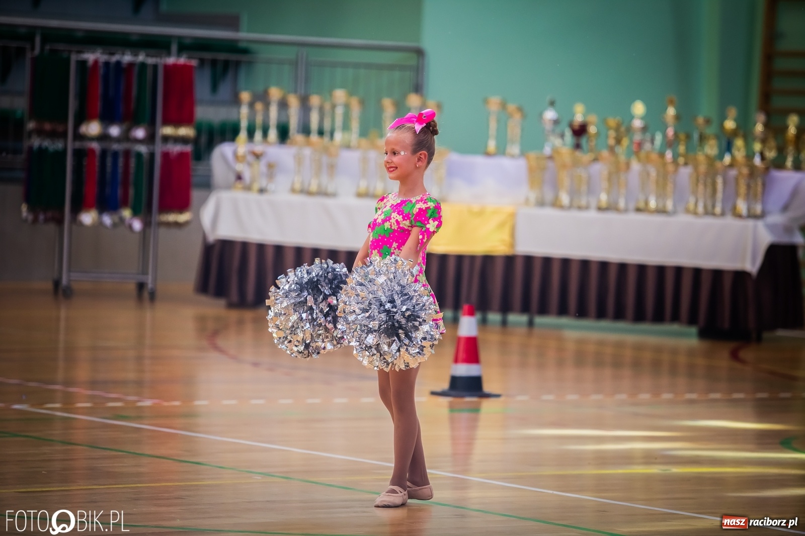 Zdjęcie w galerii na portalu naszraciborz.pl: Ruszyły Otwarte Mistrzostwa Polski Mażoretek w Arenie Rafako [FOTO] wiadomości z regionu