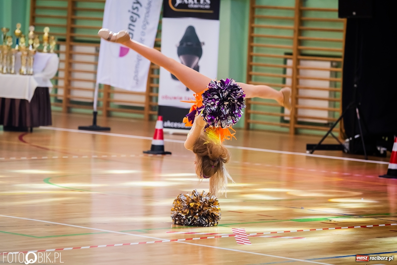 Zdjęcie w galerii na portalu naszraciborz.pl: Ruszyły Otwarte Mistrzostwa Polski Mażoretek w Arenie Rafako [FOTO] wiadomości z regionu