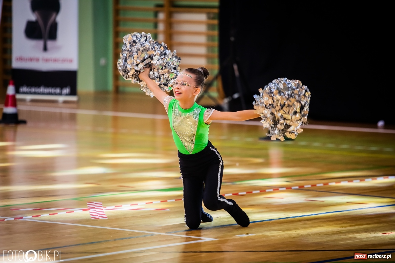 Zdjęcie w galerii na portalu naszraciborz.pl: Ruszyły Otwarte Mistrzostwa Polski Mażoretek w Arenie Rafako [FOTO] wiadomości z regionu