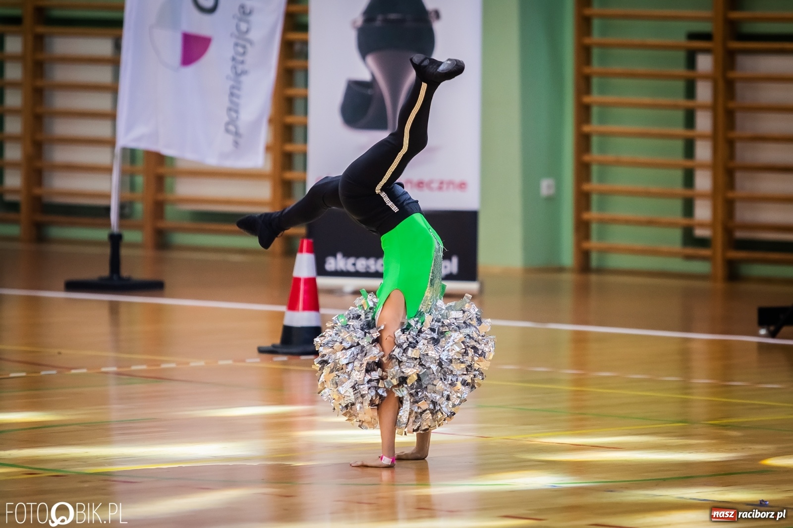 Zdjęcie w galerii na portalu naszraciborz.pl: Ruszyły Otwarte Mistrzostwa Polski Mażoretek w Arenie Rafako [FOTO] wiadomości z regionu