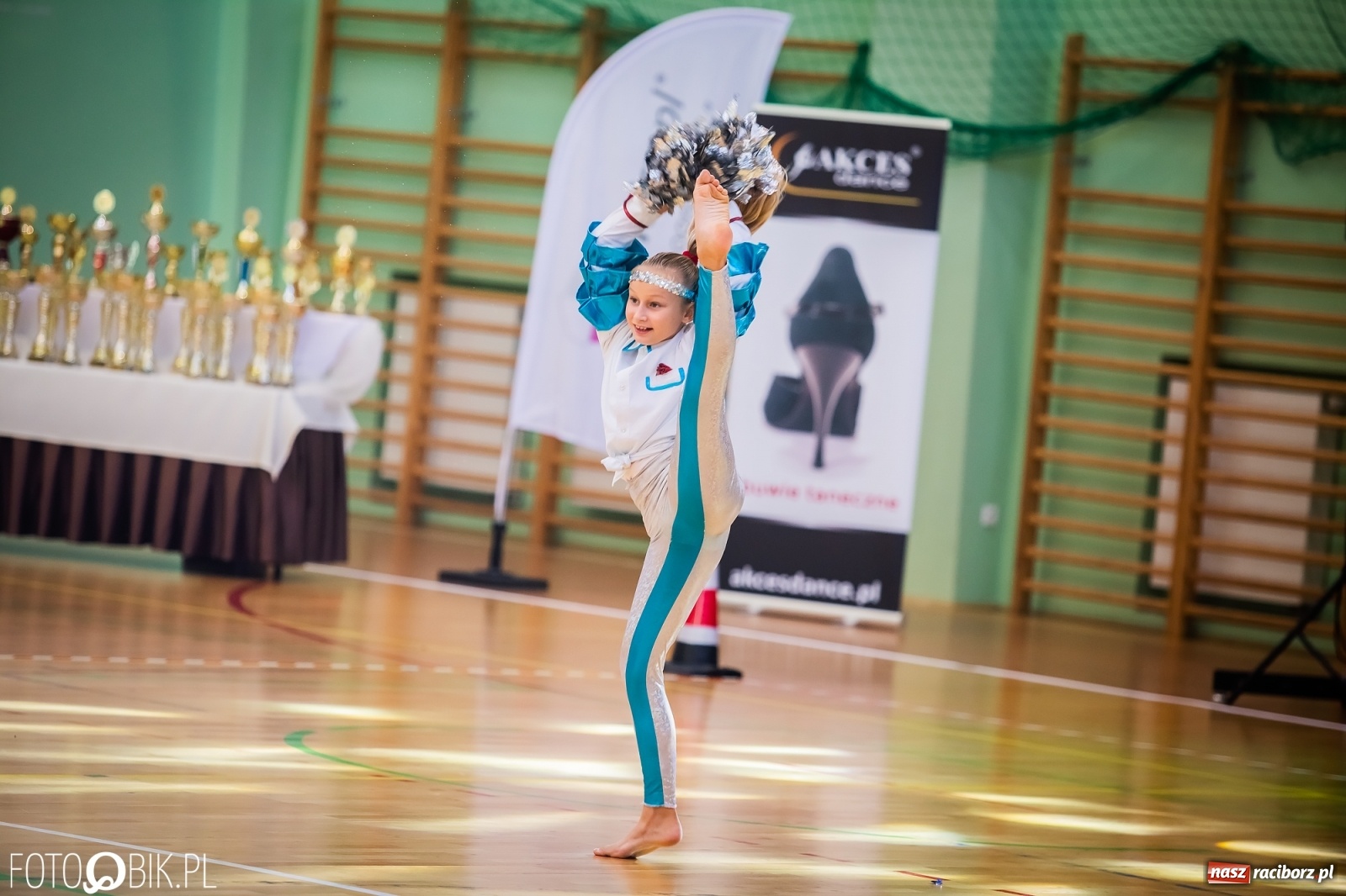Zdjęcie w galerii na portalu naszraciborz.pl: Ruszyły Otwarte Mistrzostwa Polski Mażoretek w Arenie Rafako [FOTO] wiadomości z regionu
