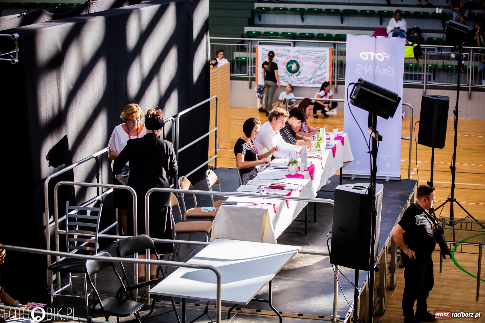 Zdjęcie w galerii na portalu naszraciborz.pl: Ruszyły Otwarte Mistrzostwa Polski Mażoretek w Arenie Rafako [FOTO] wiadomości z regionu