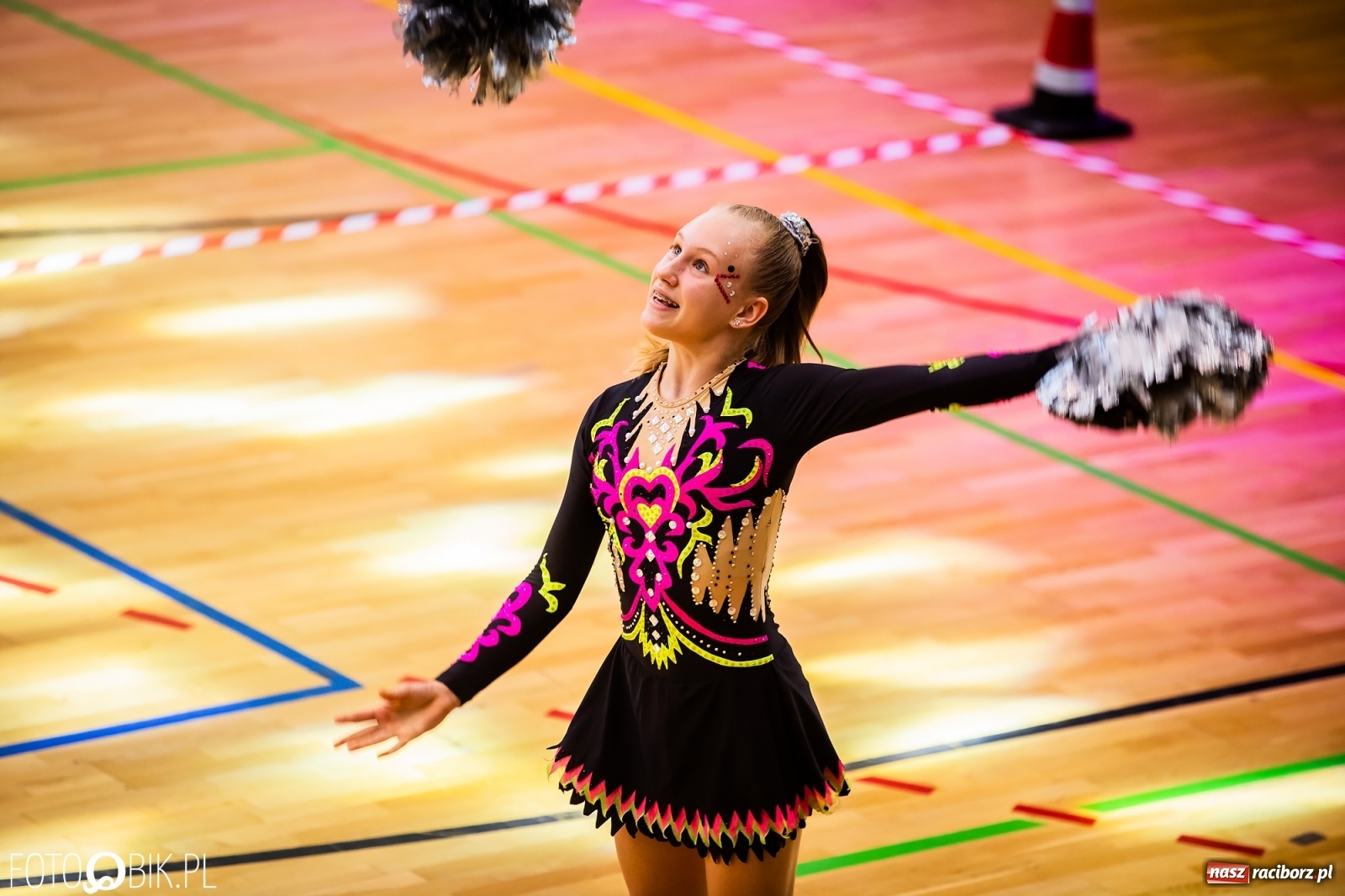 Zdjęcie w galerii na portalu naszraciborz.pl: Ruszyły Otwarte Mistrzostwa Polski Mażoretek w Arenie Rafako [FOTO] wiadomości z regionu