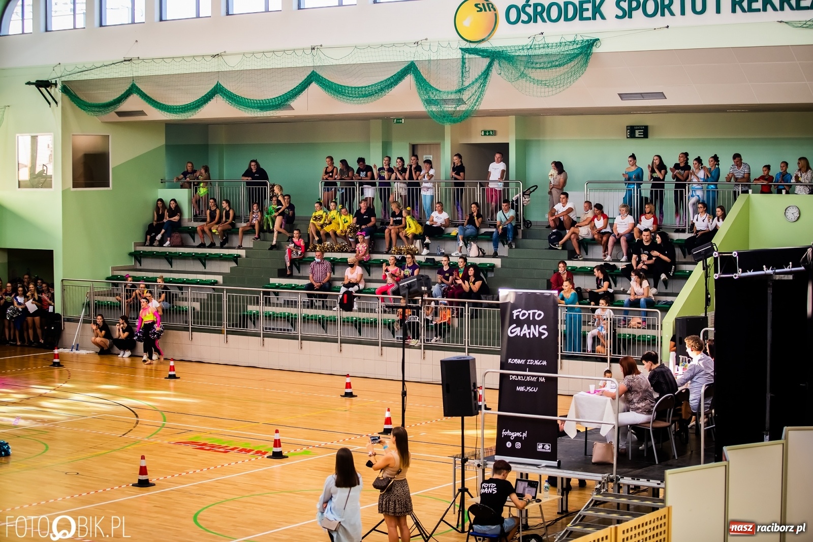 Zdjęcie w galerii na portalu naszraciborz.pl: Ruszyły Otwarte Mistrzostwa Polski Mażoretek w Arenie Rafako [FOTO] wiadomości z regionu