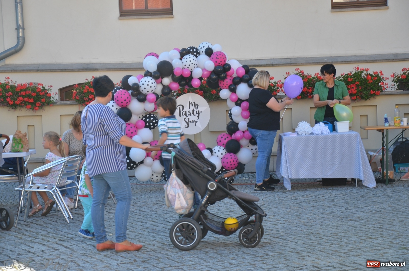Zdjęcie w galerii na portalu naszraciborz.pl: MDK pochwalił się osiągnięciami na festynie na zamku wiadomości z regionu