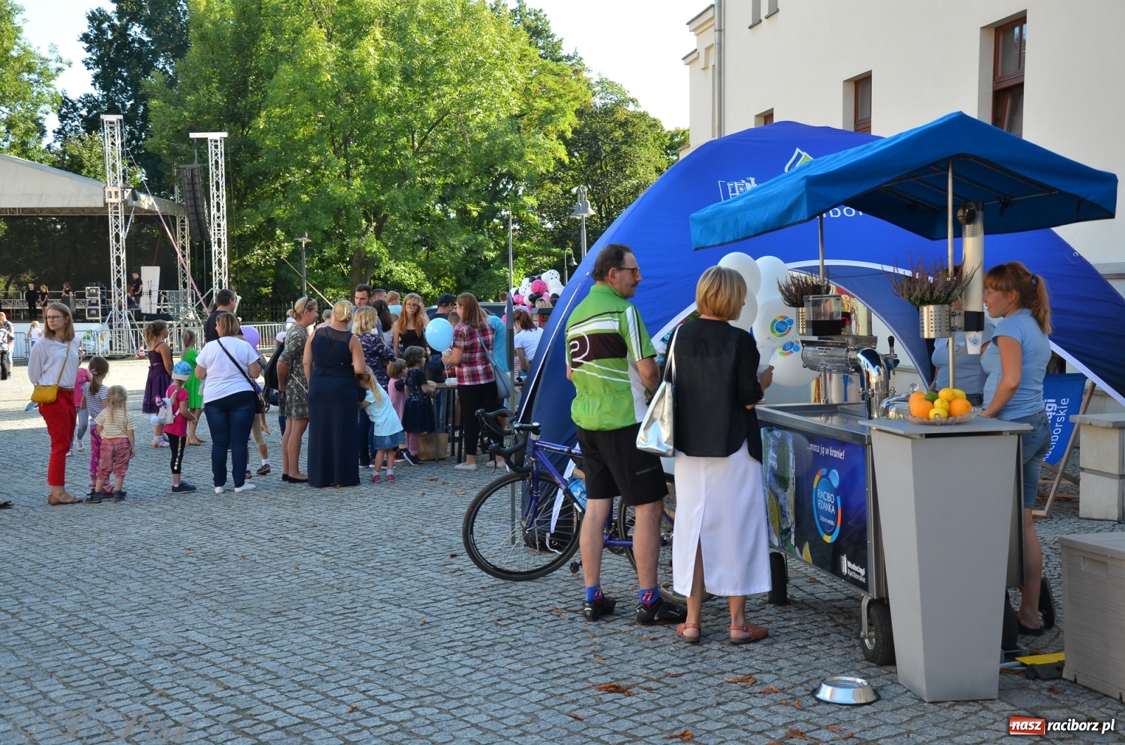 Zdjęcie w galerii na portalu naszraciborz.pl: MDK pochwalił się osiągnięciami na festynie na zamku wiadomości z regionu