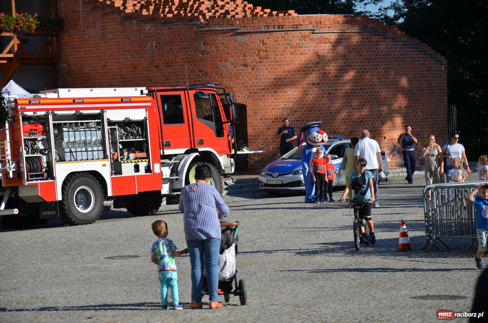 Zdjęcie w galerii na portalu naszraciborz.pl: MDK pochwalił się osiągnięciami na festynie na zamku wiadomości z regionu
