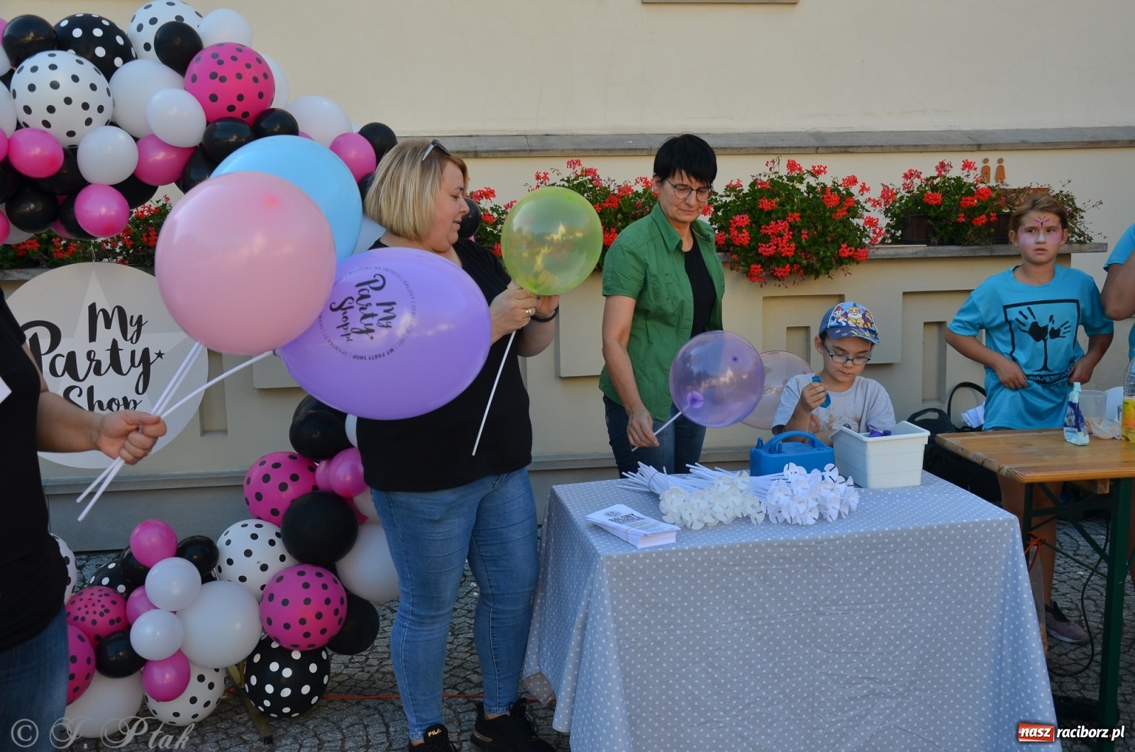 Zdjęcie w galerii na portalu naszraciborz.pl: MDK pochwalił się osiągnięciami na festynie na zamku wiadomości z regionu