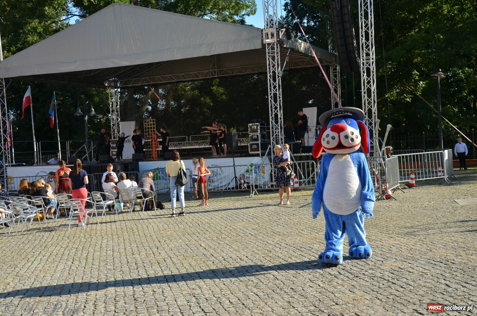 Zdjęcie w galerii na portalu naszraciborz.pl: MDK pochwalił się osiągnięciami na festynie na zamku wiadomości z regionu