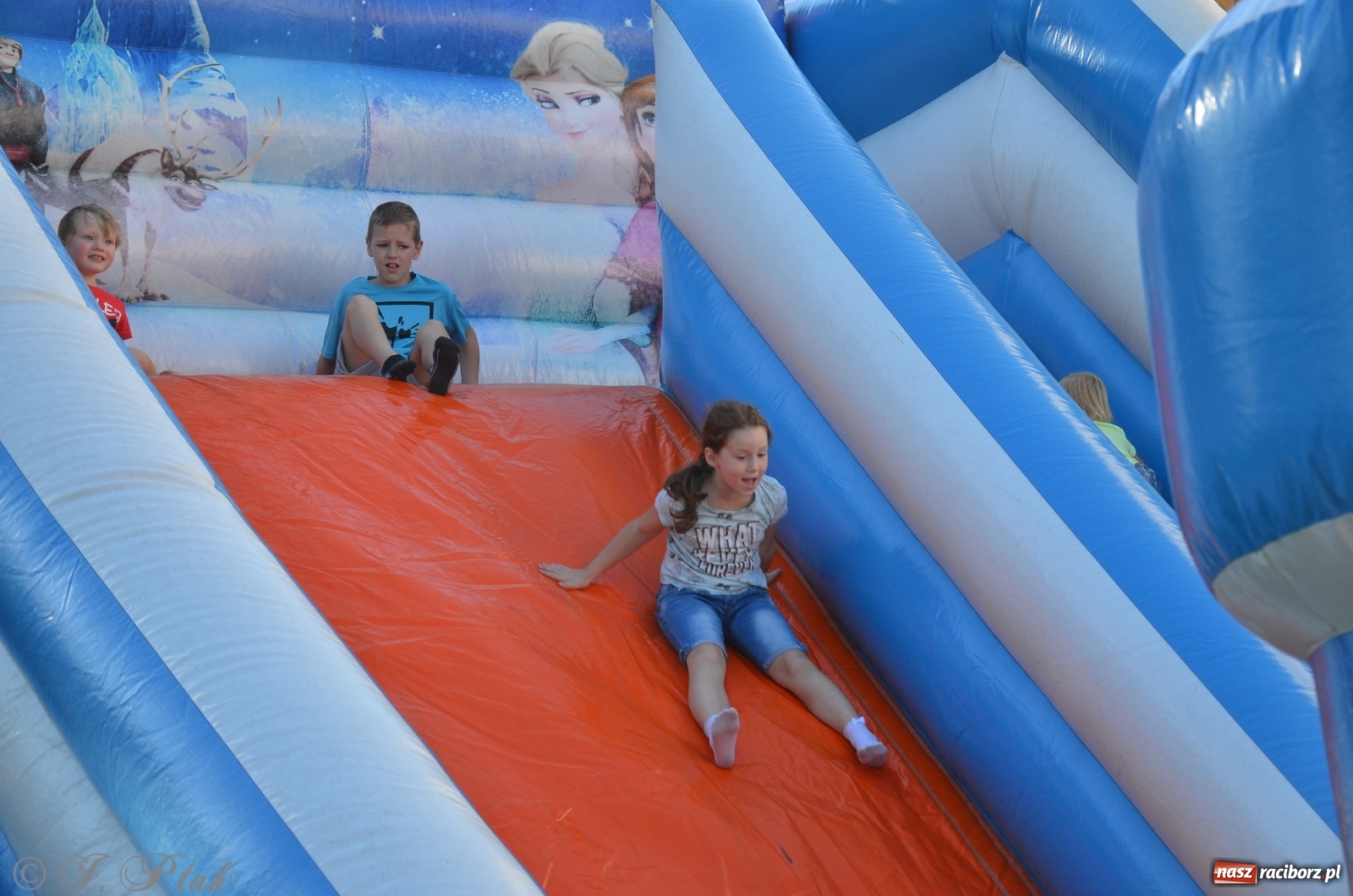 Zdjęcie w galerii na portalu naszraciborz.pl: MDK pochwalił się osiągnięciami na festynie na zamku wiadomości z regionu