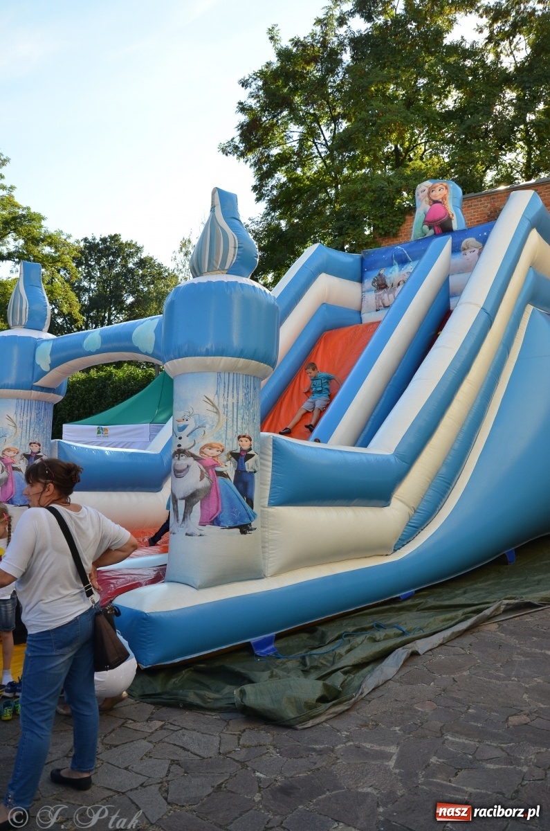 Zdjęcie w galerii na portalu naszraciborz.pl: MDK pochwalił się osiągnięciami na festynie na zamku wiadomości z regionu