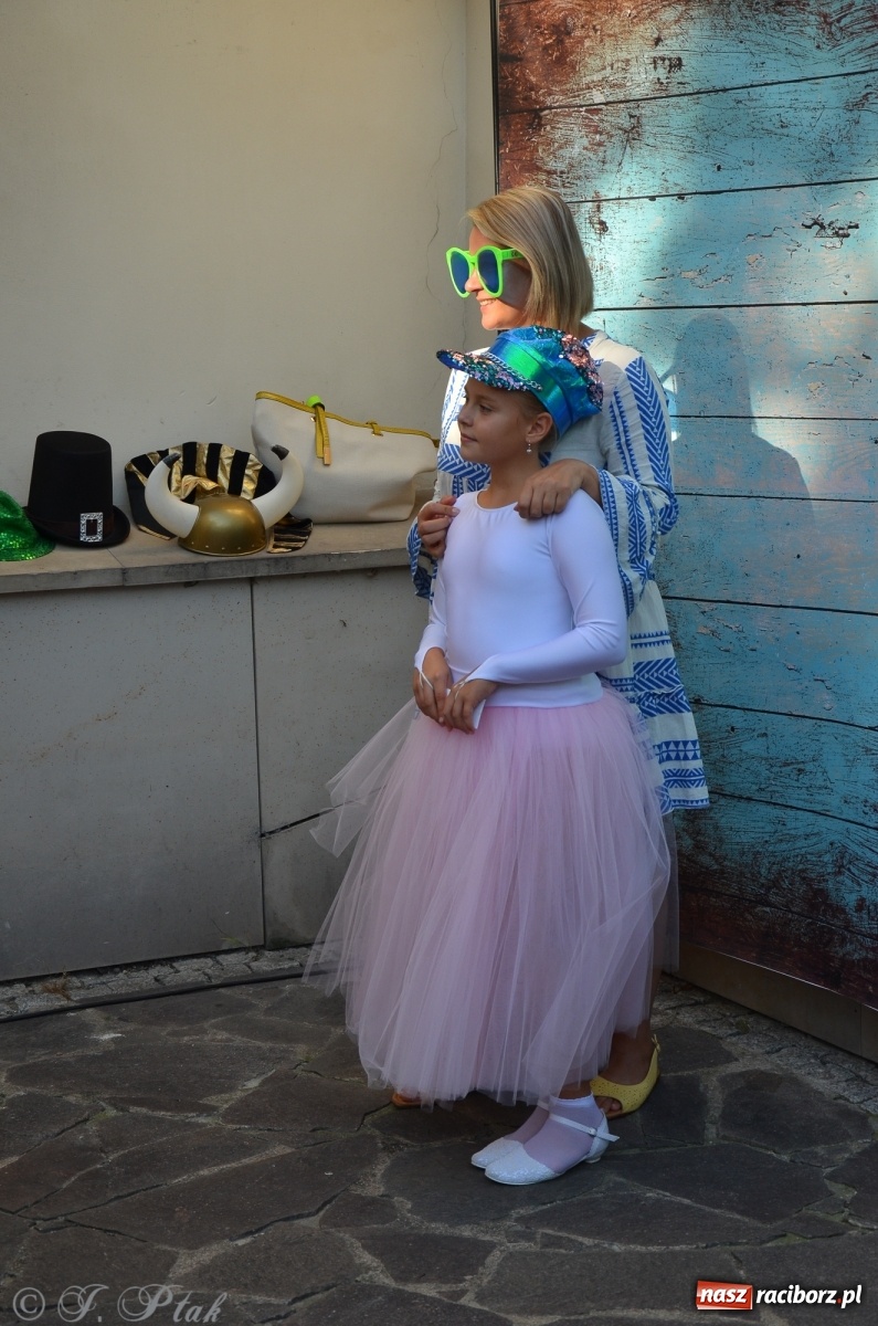 Zdjęcie w galerii na portalu naszraciborz.pl: MDK pochwalił się osiągnięciami na festynie na zamku wiadomości z regionu