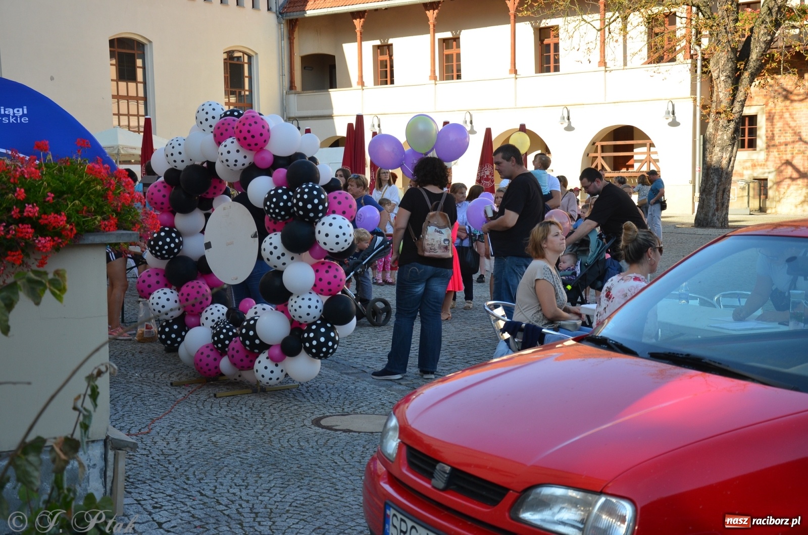 Zdjęcie w galerii na portalu naszraciborz.pl: MDK pochwalił się osiągnięciami na festynie na zamku wiadomości z regionu