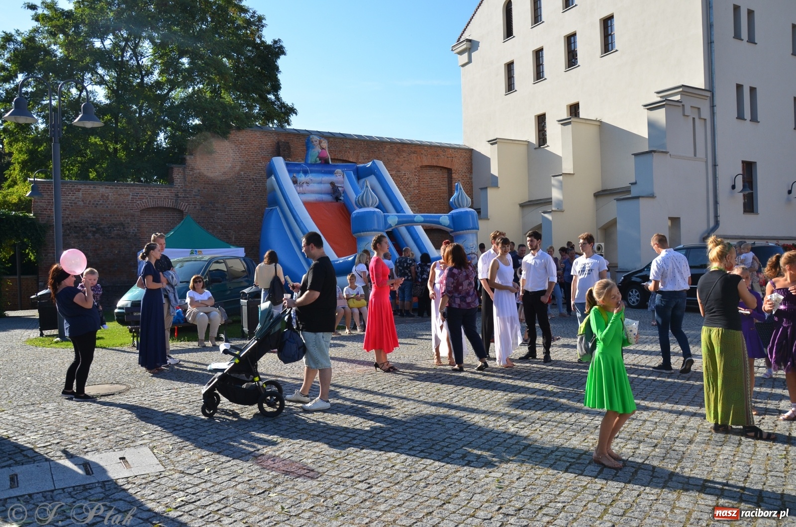 Zdjęcie w galerii na portalu naszraciborz.pl: MDK pochwalił się osiągnięciami na festynie na zamku wiadomości z regionu