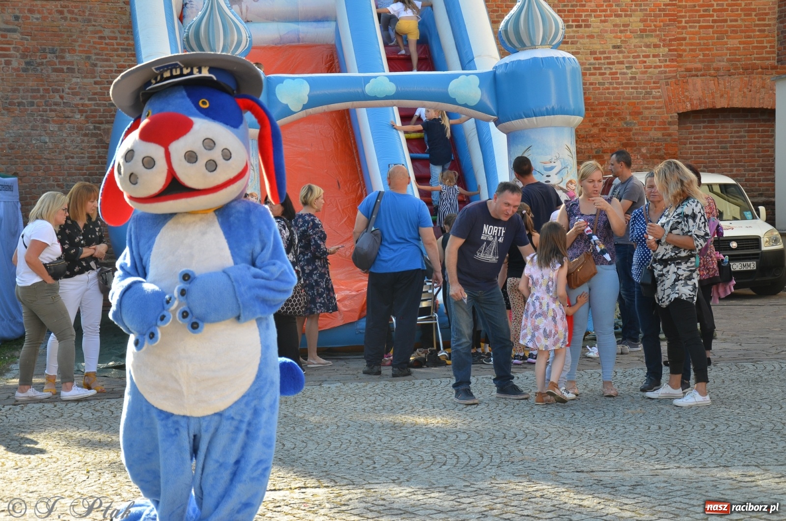 Zdjęcie w galerii na portalu naszraciborz.pl: MDK pochwalił się osiągnięciami na festynie na zamku wiadomości z regionu