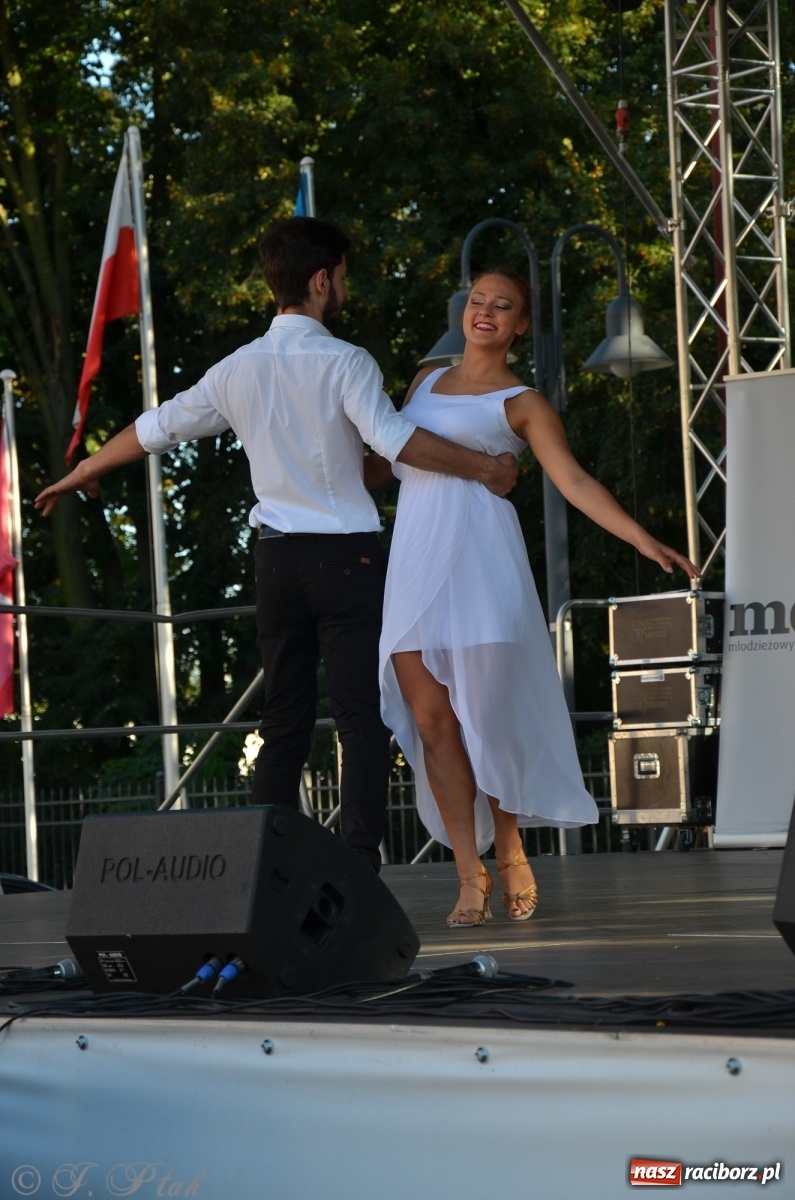 Zdjęcie w galerii na portalu naszraciborz.pl: MDK pochwalił się osiągnięciami na festynie na zamku wiadomości z regionu