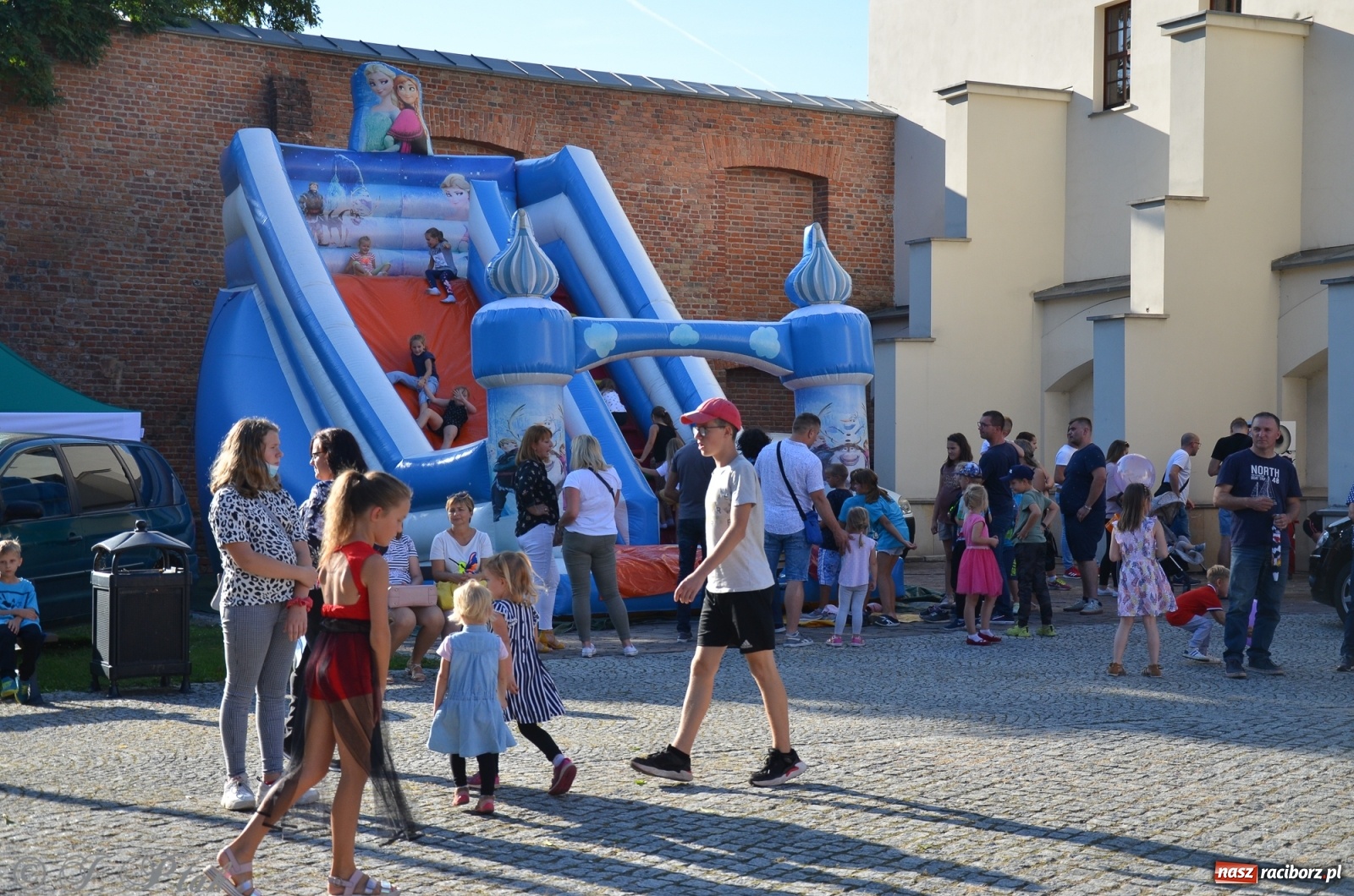 Zdjęcie w galerii na portalu naszraciborz.pl: MDK pochwalił się osiągnięciami na festynie na zamku wiadomości z regionu