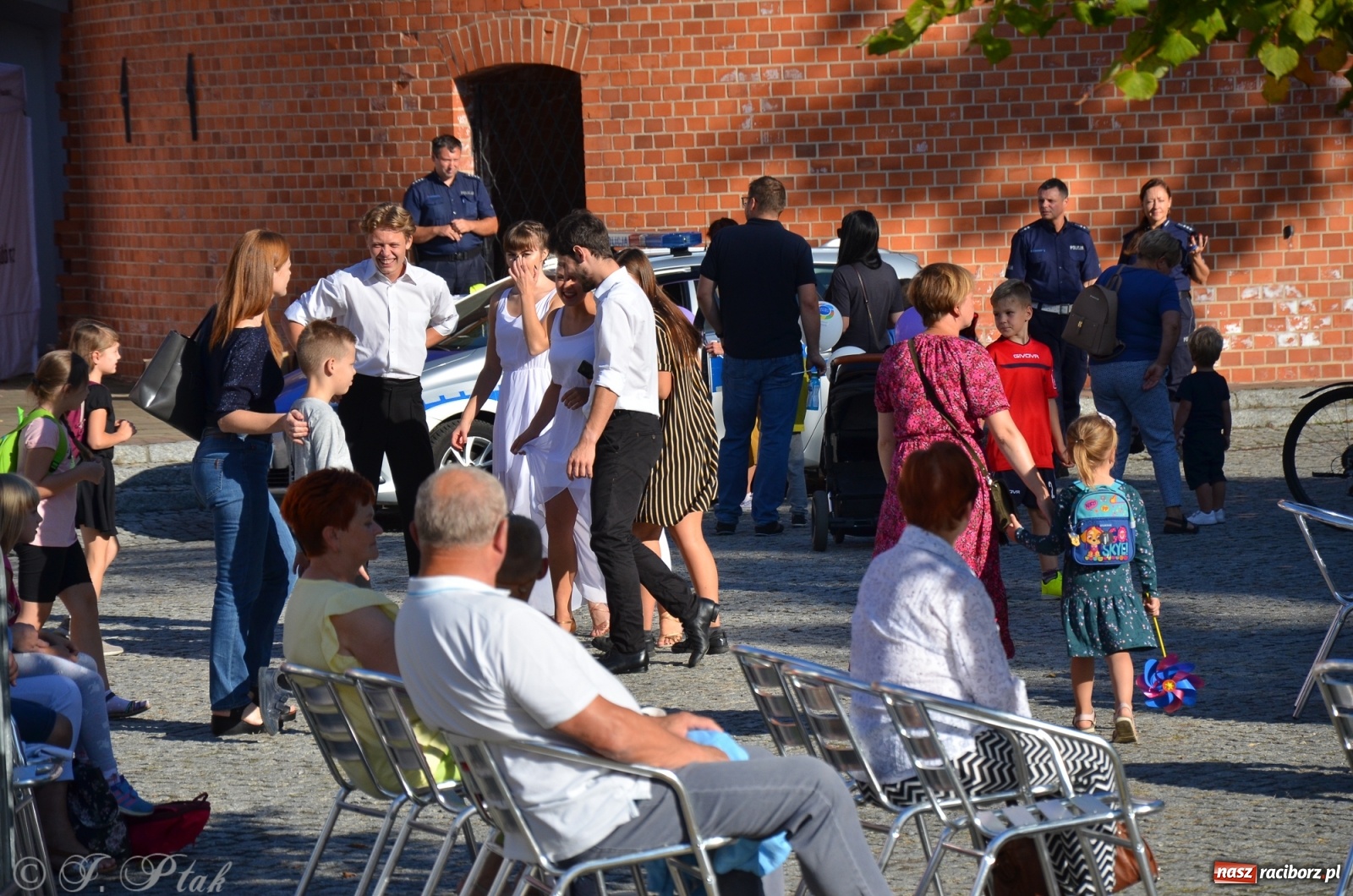 Zdjęcie w galerii na portalu naszraciborz.pl: MDK pochwalił się osiągnięciami na festynie na zamku wiadomości z regionu