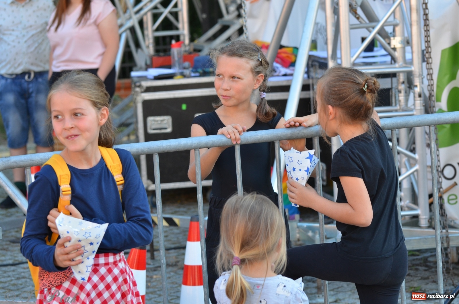 Zdjęcie w galerii na portalu naszraciborz.pl: MDK pochwalił się osiągnięciami na festynie na zamku wiadomości z regionu
