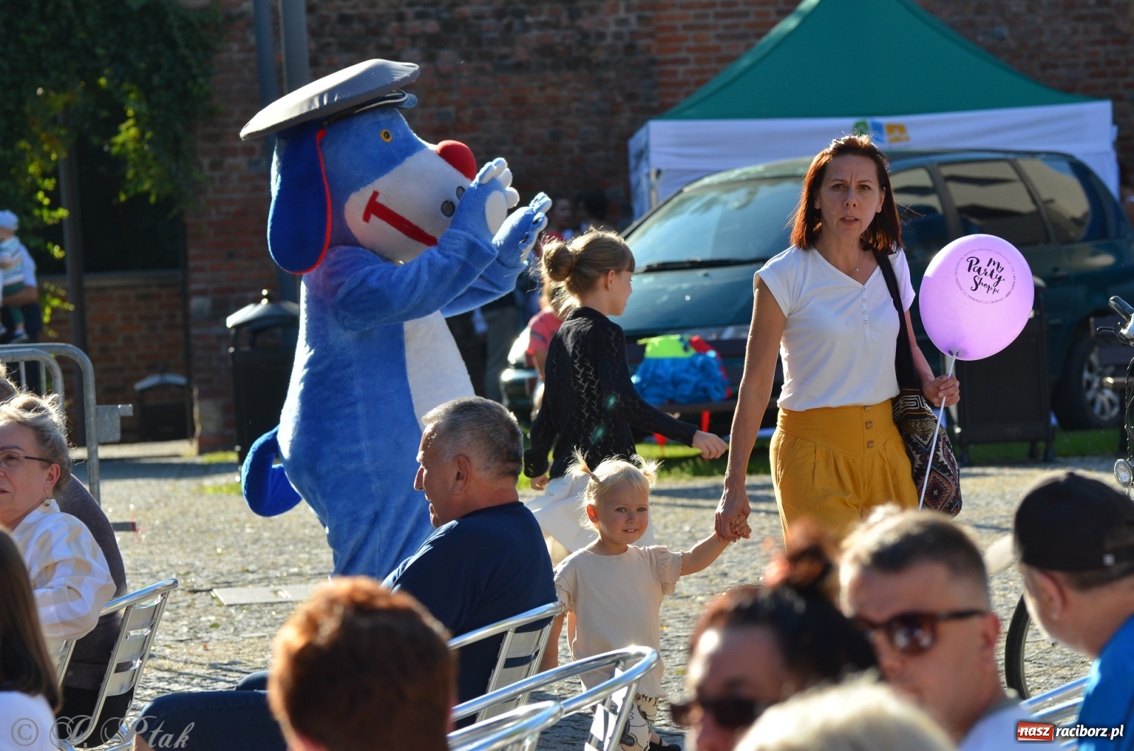 Zdjęcie w galerii na portalu naszraciborz.pl: MDK pochwalił się osiągnięciami na festynie na zamku wiadomości z regionu