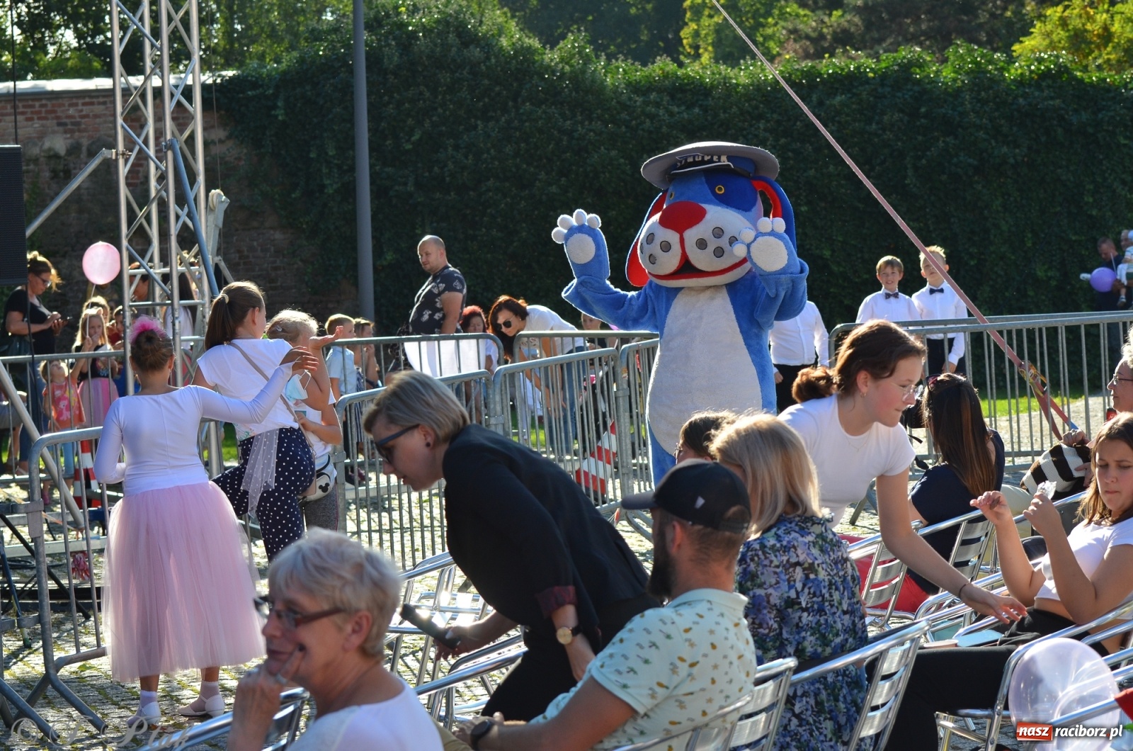 Zdjęcie w galerii na portalu naszraciborz.pl: MDK pochwalił się osiągnięciami na festynie na zamku wiadomości z regionu