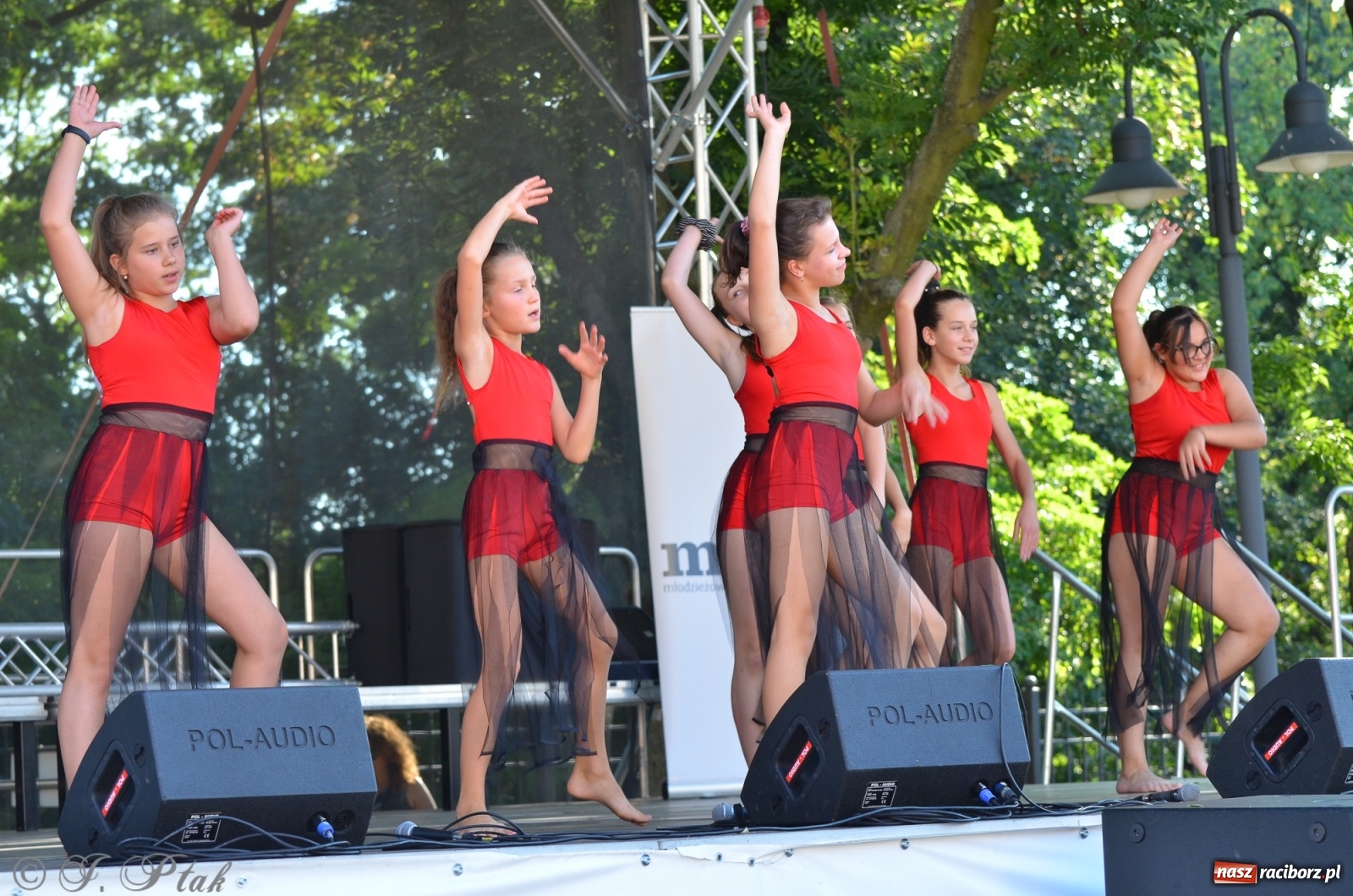 Zdjęcie w galerii na portalu naszraciborz.pl: MDK pochwalił się osiągnięciami na festynie na zamku wiadomości z regionu