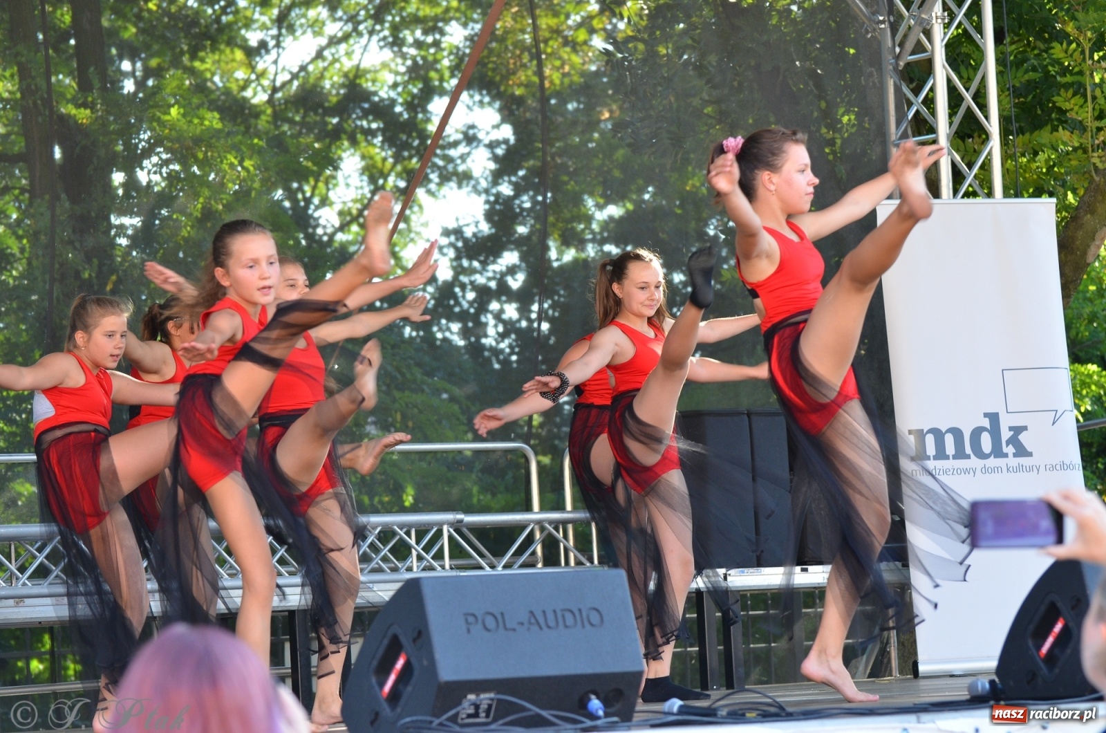 Zdjęcie w galerii na portalu naszraciborz.pl: MDK pochwalił się osiągnięciami na festynie na zamku wiadomości z regionu