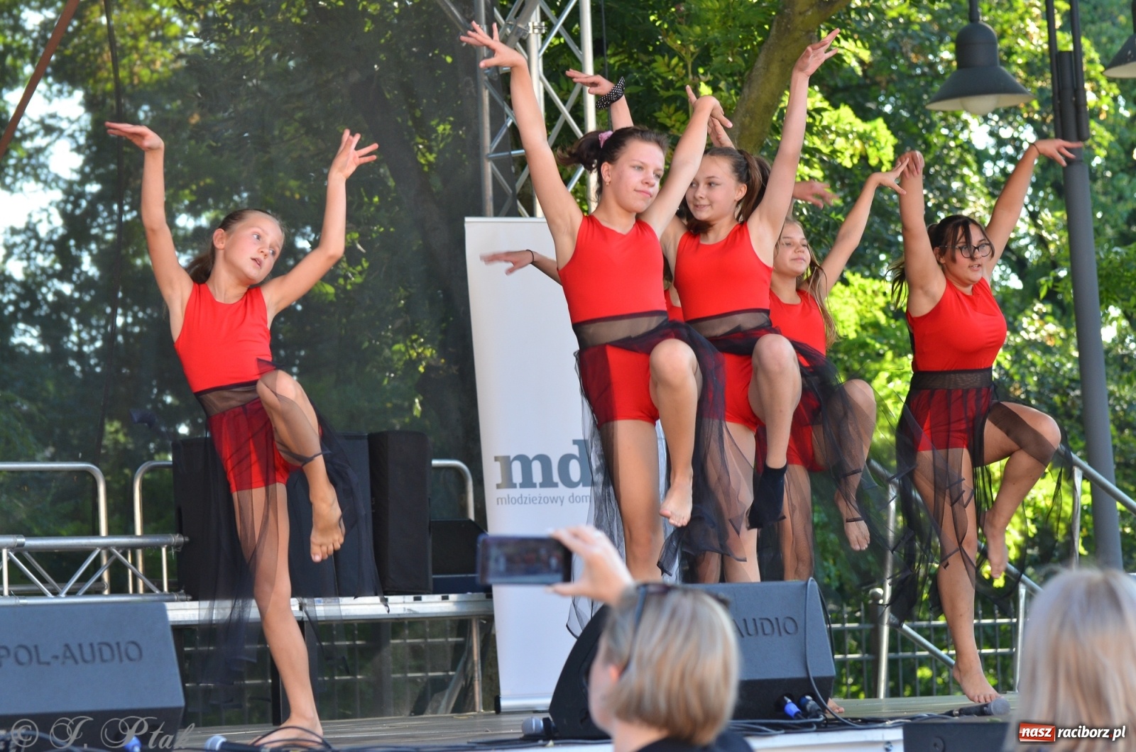 Zdjęcie w galerii na portalu naszraciborz.pl: MDK pochwalił się osiągnięciami na festynie na zamku wiadomości z regionu