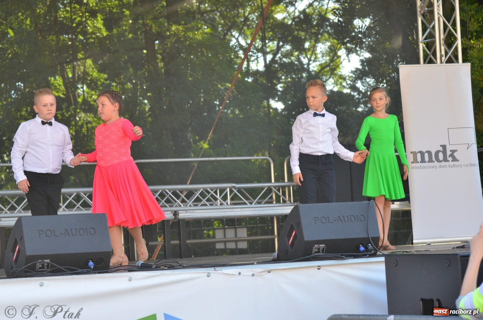 Zdjęcie w galerii na portalu naszraciborz.pl: MDK pochwalił się osiągnięciami na festynie na zamku wiadomości z regionu