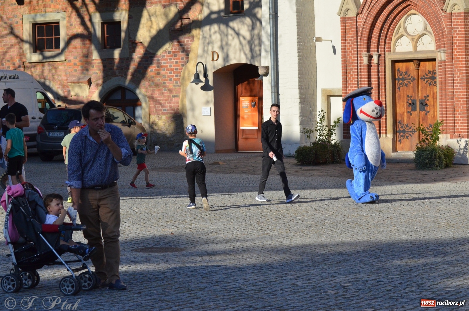 Zdjęcie w galerii na portalu naszraciborz.pl: MDK pochwalił się osiągnięciami na festynie na zamku wiadomości z regionu