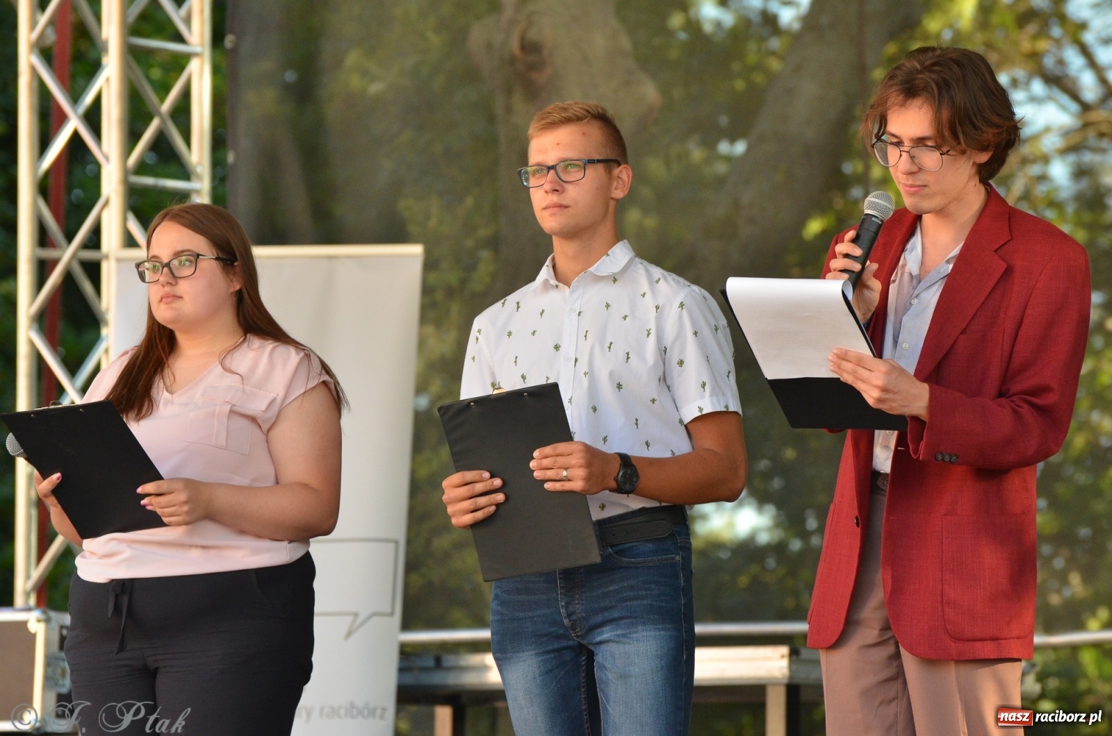 Zdjęcie w galerii na portalu naszraciborz.pl: MDK pochwalił się osiągnięciami na festynie na zamku wiadomości z regionu