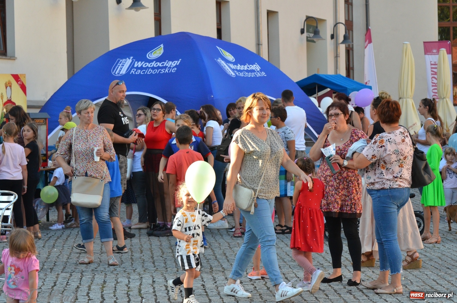 Zdjęcie w galerii na portalu naszraciborz.pl: MDK pochwalił się osiągnięciami na festynie na zamku wiadomości z regionu