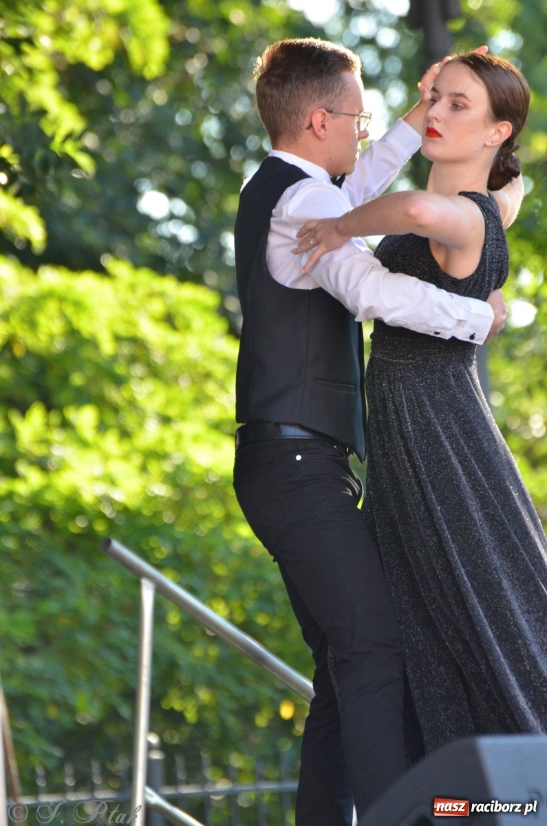 Zdjęcie w galerii na portalu naszraciborz.pl: MDK pochwalił się osiągnięciami na festynie na zamku wiadomości z regionu