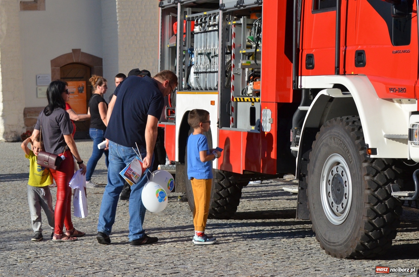 Zdjęcie w galerii na portalu naszraciborz.pl: MDK pochwalił się osiągnięciami na festynie na zamku wiadomości z regionu